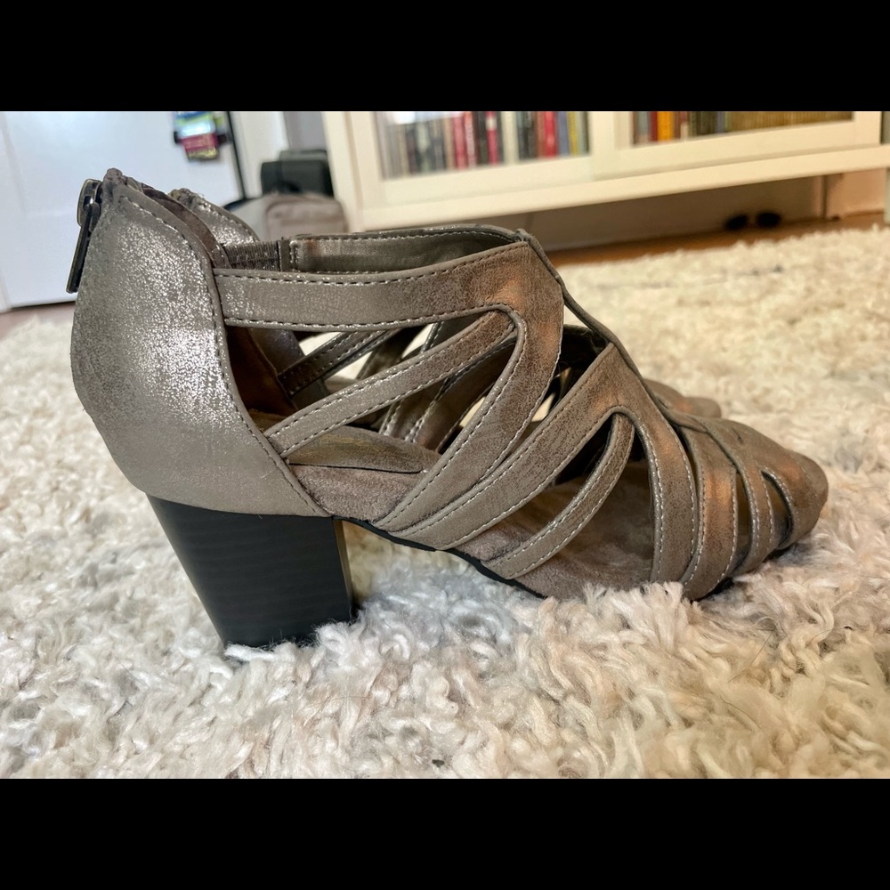 BNWOB Easy Street Open-toed bronze and silver caged shoes (Size 7.5)